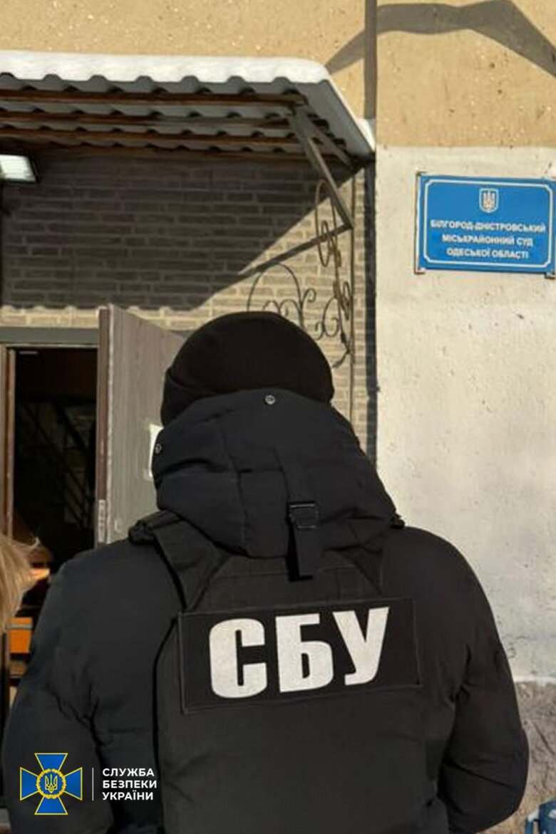 СБУ та НАБУ викрили у райсуді Одещини корупційну схему незаконного виїзду чоловіків за кордон: Суддя за хабарі допомагав ухилянтам 06