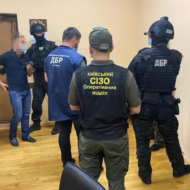 Четверо работников Киевского СИЗО торговали наркотиками на территории учреждения, - прокуратура 04