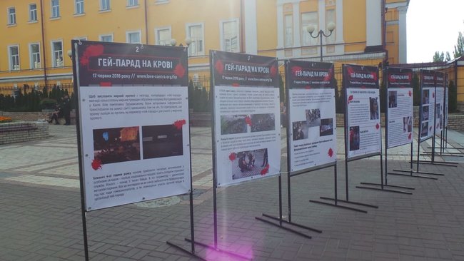 Противники КиївПрайду на стільцях перекривають шлях маршу 05