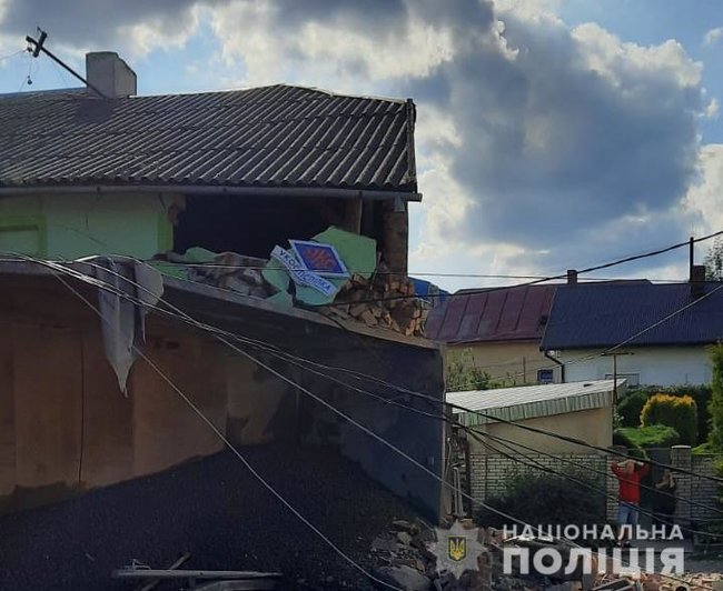 Грузовик выехал в магазин на Львовщине - 4 погибших 03