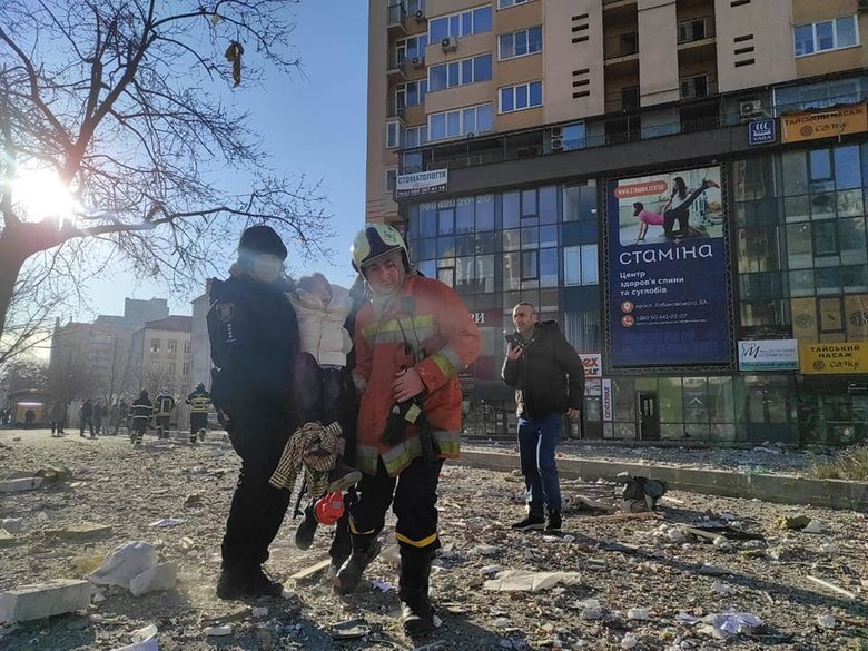 ДСНС про влучання ворожого снаряду у багатоповерхівку на Лобановського: Попередньо жертв немає, кількість постраждалих уточнюється. Проводиться евакуація 03