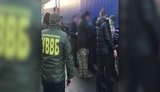 У ПП "Ягодин" затримали прикордонника, який вимагав хабарі з водіїв фур. ВIДЕО