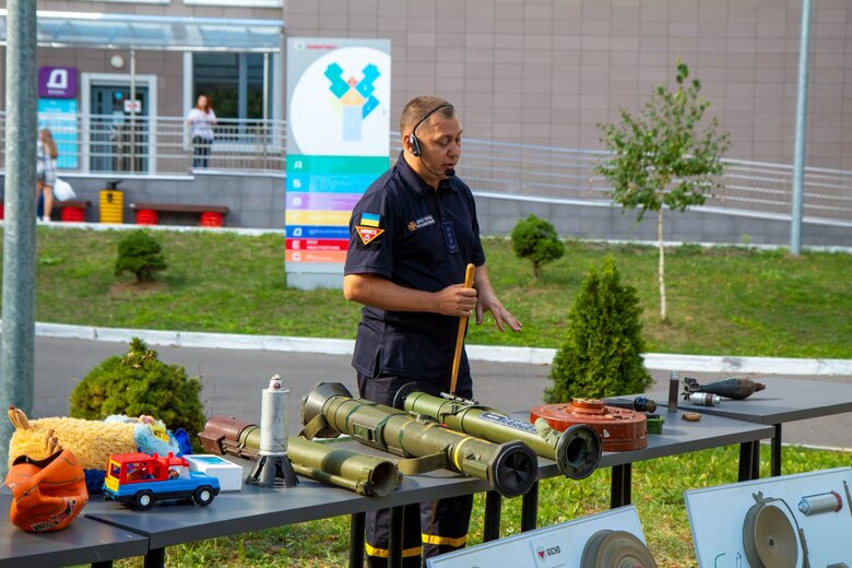 Юрій Цикенюк: Є такі міни, які спрацьовують на ходу людини. Вона пропустить собаку, техніка проїде, а коли відчуває, що йде людина, міна виплигує і вибухає 07