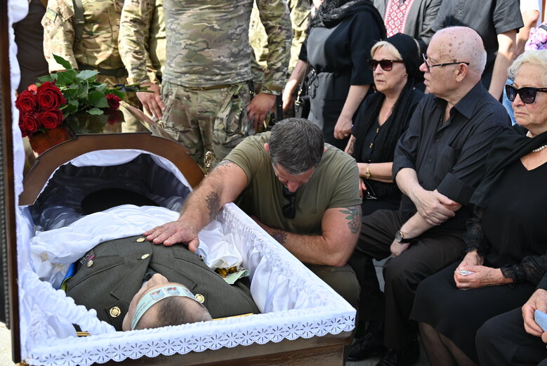 Із полковником, депутатом Київради від ЄС Сергієм Ільницьким (Сокіл), який загинув у бою проти рашистів у лавах піхоти 28 ОМБр, попрощалися в Києві 59