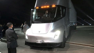 Цены на первый электрогрузовик Tesla составят до $200 тысяч