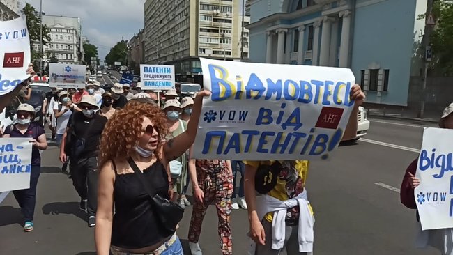 Патенти вбивають: у центрі Києва відбувся марш на підтримку вакцинації від COVID-19 06