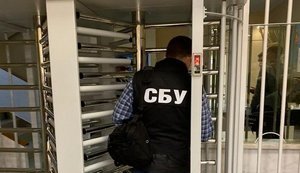 СБУ підозрює колишнє керівництво податкової служби в "кришуванні" конвертаційних центрів. ФОТОрепортаж