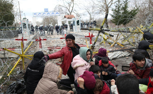Тисячі сирійських біженців, яких пропустила Туреччина, намагаються прорвати кордон із Грецією 08