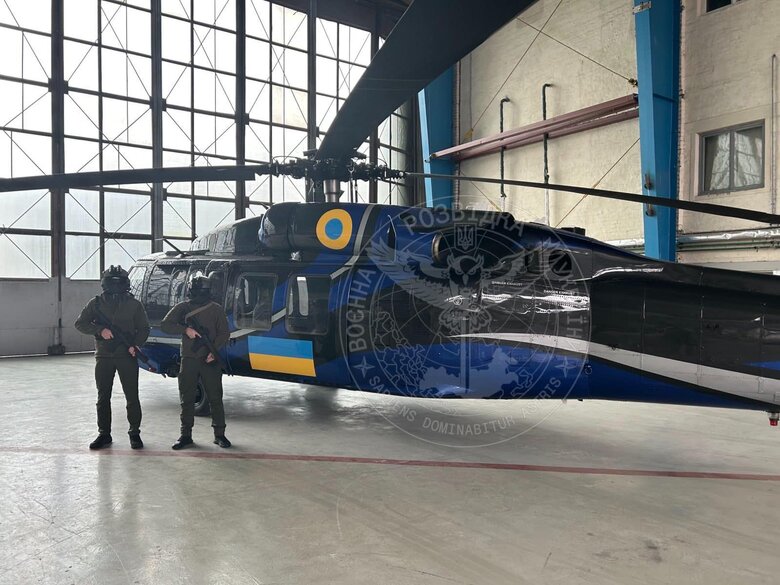 Пілоти-розвідники ГУР виконують бойові завдання на вертольоті UH-60 Black Hawk 02