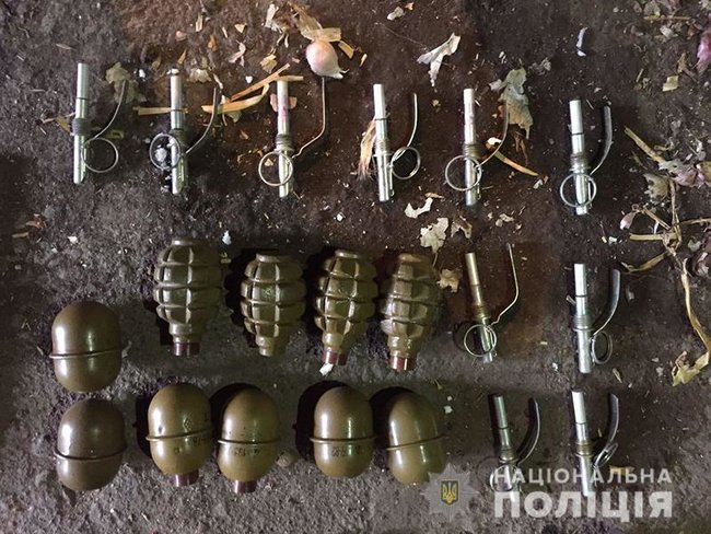 10 гранат, міна, снаряди для БМП і 240 набоїв: поліція виявила в орендованому гаражі в Донецькій області арсенал зброї 02 10 гранат, міна, снаряди для БМП і 240 набоїв: поліція виявила в орендованому гаражі в Донецькій області арсенал зброї 02
