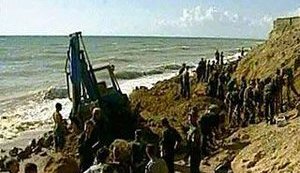 С косы в Азовском море нагонная волна смыла 6 человек: российский МЧС эвакуирует туристов
