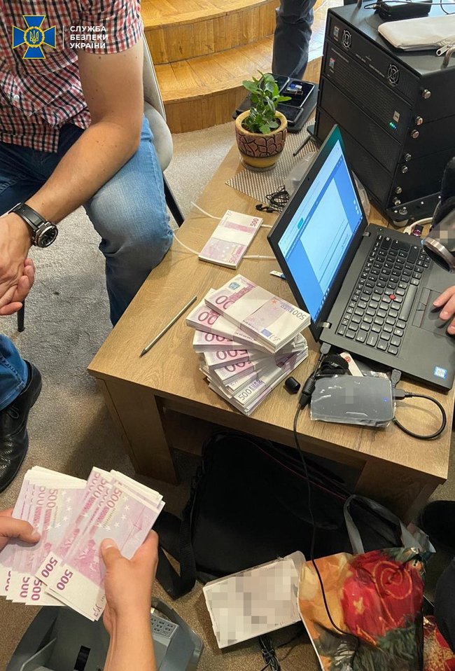 Спробу продажу техзасобу, що дозволяє прослуховувати телефони і контролювати інтернет-трафік, викрили в Києві, - СБУ 04