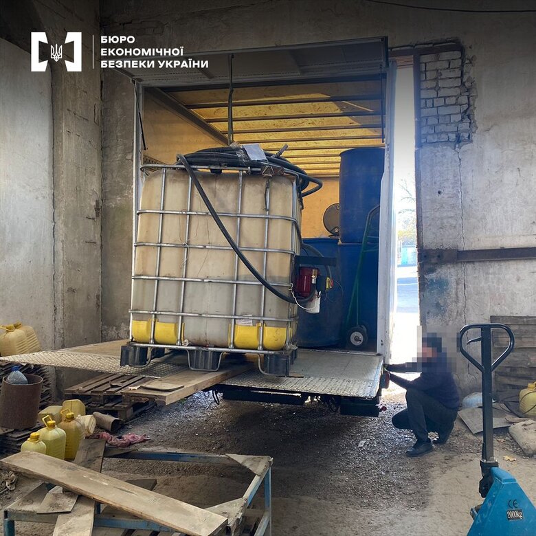 БЕБ викрило незаконне виробництво пального в Одеській області