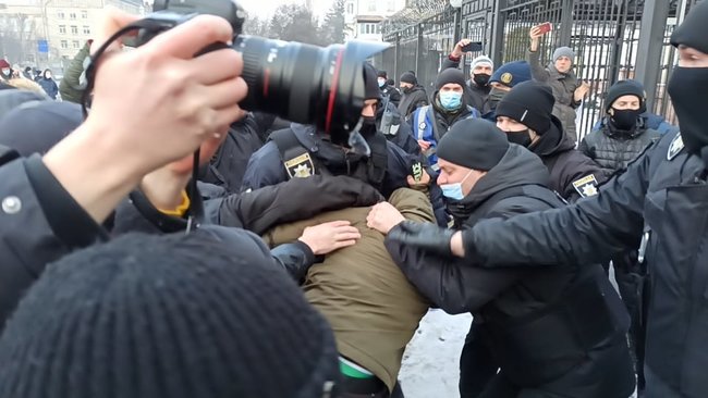 Акцию у посольства РФ в Киеве прекратили неизвестные: сорвали и сожгли плакаты, разбили таблички 06