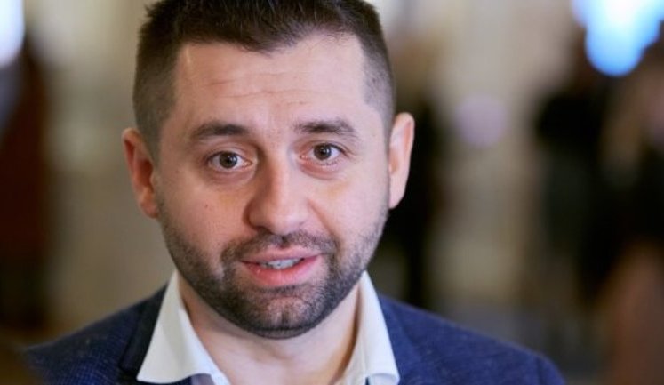 "До чого тут Конституція? Це про відносини президента і прем'єра", - Арахамія пояснив, чому Гончарук подав заяву не до ВР. ВIДЕО