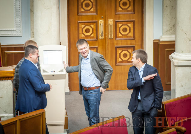 Наметове містечко під ВР, Савченко в стилі мілітарі, анекдот Березенка і напівпорожня сесійна зала, - день 17 жовтня в Раді і біля неї 14