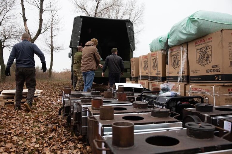 Порошенко привіз допомогу підрозділам ЗСУ, які воюють на східному напрямку 03