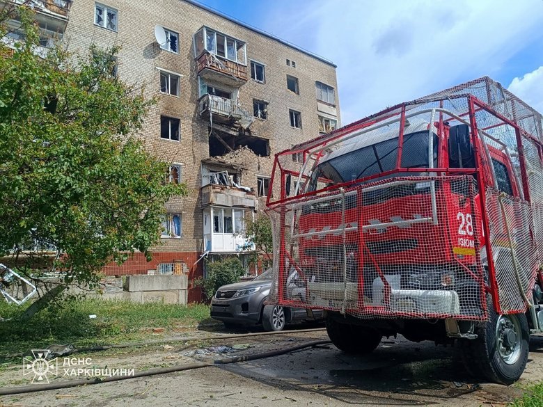 РФ вдарила по будинку в Ізюмі: загинула людина, є постраждалі