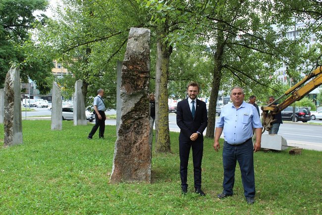 Символический камень Украина установлен в словенской Любляне, - посольство 01