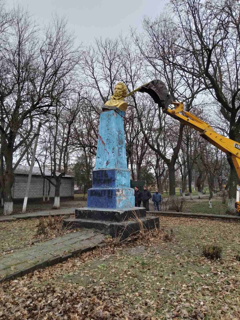 В Одесской области демонтировали памятник Пушкину 05