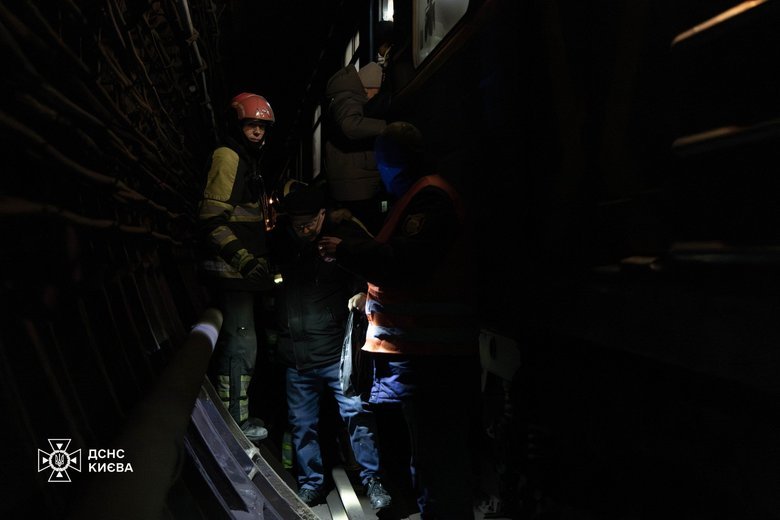 Остановка поездов в тоннелях киевского метро: пассажиров вывели спасатели
