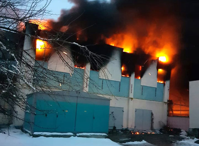 Спасатели тушат масштабный пожар на складах в Полтаве 03
