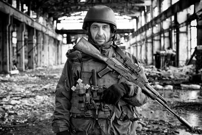 Останній погляд...: фотографія із загиблим українським воїном Сергієм Кобченком отримала золоту нагороду міжнародного конкурсу в Японії 01