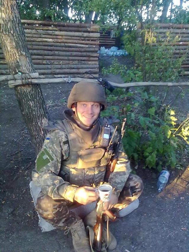 Актор фільму Кіборги Роман Семисал: Коли почалися зйомки, я вже півтора року як повернувся з фронту. Однак виник азарт знову взяти автомат у руки 06