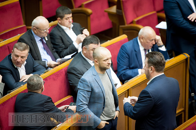 Поцелуй Матиос и Таруты и Ивченко с цепом, - день работы Рады 4 декабря 02