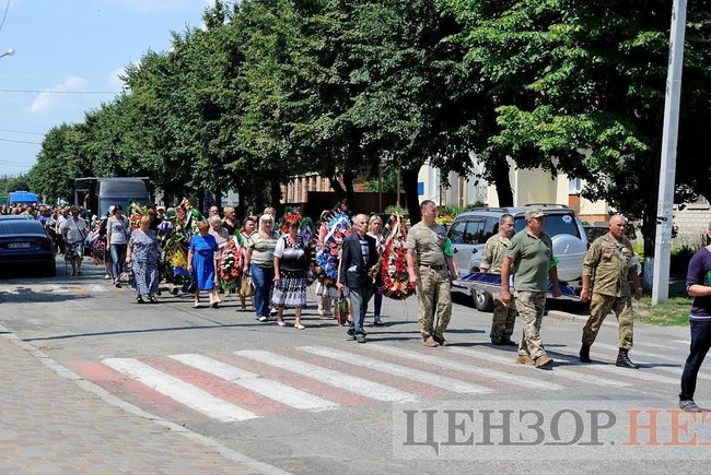 На похороні комвзводу батальйону 24-ї ОМБр Олександра Бардалима мер міста говорив про братовбивчу війну і необхідність домовлятися. Ветерани та громадськість вимагають вибачень 01