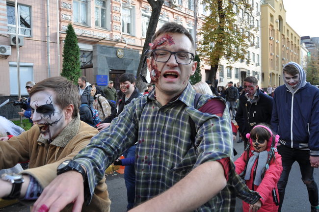 Парад зомби прошел в центре Киева 08