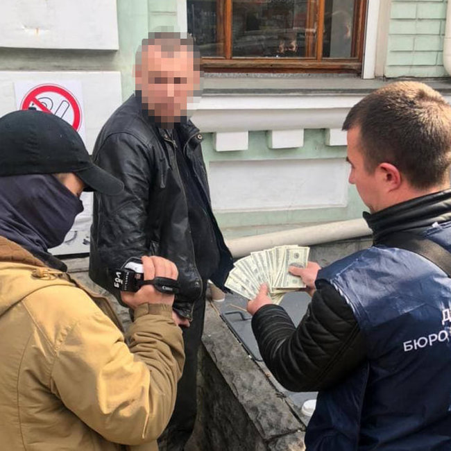 Чиновник столичной полиции задержан при получении $2 тыс. взятки за возвращение изъятого автомобиля, - прокуратура 02
