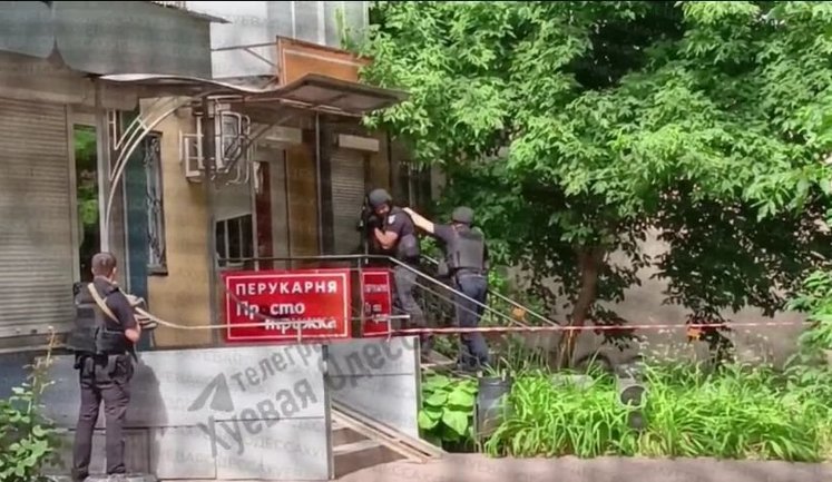 Неизвестный захватил двух заложников в парикмахерской на улице Филатова в Одессе