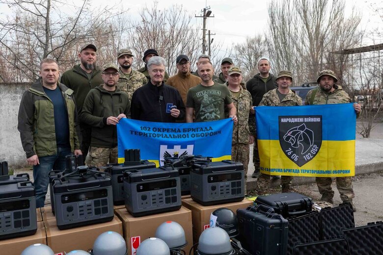 Порошенко передал партию помощи воинам на Востоке