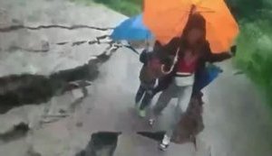 "Мамо, мені страшно!" - "П#здець, бл#дь!" - у Яремчому жінку з двома дітьми ледь не віднесло зсувом у річку. ВIДЕО
