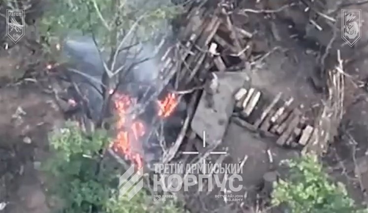 Окупант безуспішно гасив гармату після удару "Трійки": палиця не допомогла, сеча теж. ВIДЕО