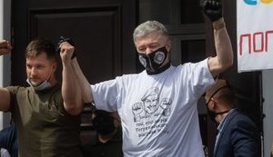 Держава має поважати своїх захисників, а не кидати вмирати під вогнем агресора, - Порошенко