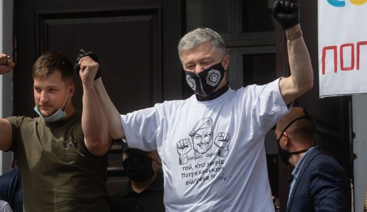 Держава має поважати своїх захисників, а не кидати вмирати під вогнем агресора, - Порошенко