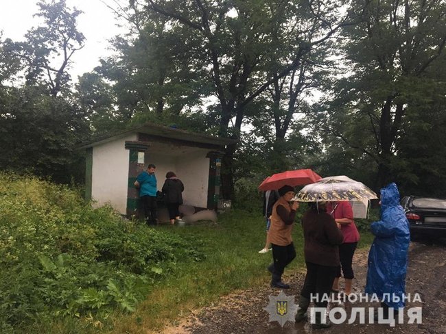 На Івано-Франківщині від удару блискавки в зупинку 3 особи загинуло, 2 госпіталізовано, - Нацполіція 01