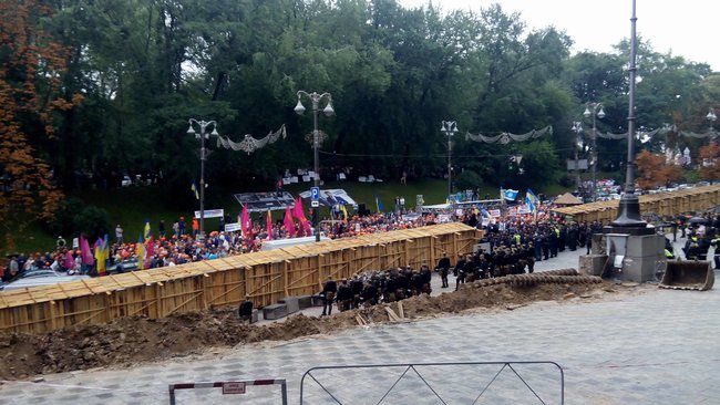 Поверніть дітям Києва хокей! - під Кабміном триває мітинг із вимогою виділити кошти на реконструкцію льодової арени Авангард у столиці 01 Поверніть дітям Києва хокей! - під Кабміном триває мітинг із вимогою виділити кошти на реконструкцію льодової арени Авангард у столиці 01