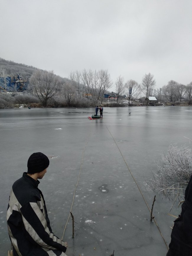 Двоє чоловіків провалилися під лід під час риболовлі та потонули на Закарпатті, - ДСНС 02