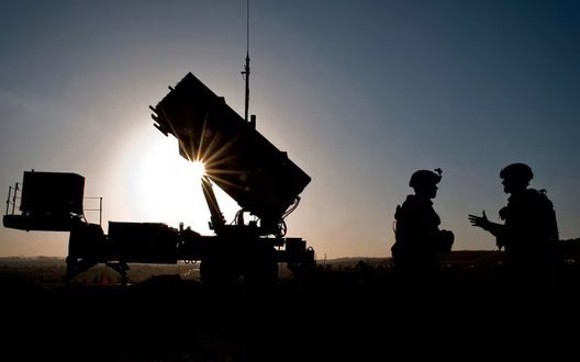 Zelenski in Trump dogovarjata »mega posel« z droni in orožjem, medtem ko se ZDA trudijo pospešiti dostave orožja