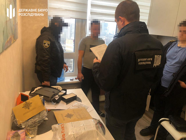 ГБР сообщило о подозрении двум полицейским, участвовавшим в мошеннической схеме с фейковым задержанием 04