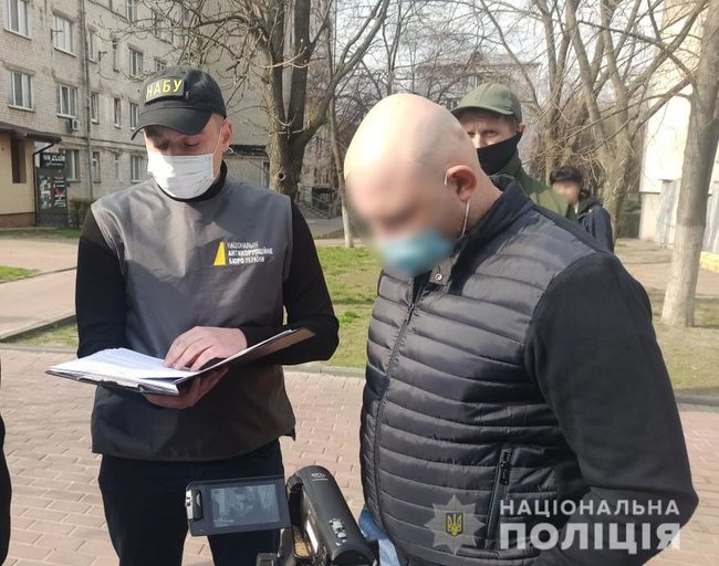 Отримав майже мільйон гривень відкату: правоохоронці затримали ексначальника Департаменту вибухотехнічної служби 01
