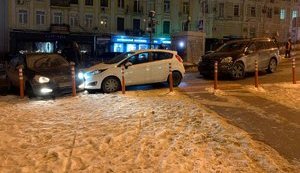 Прорыв водопровода в центре Киева превратил дорогу в каток: столкнулись 6 машин. ФОТОрепортаж