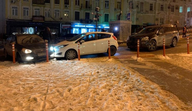 Прорыв водопровода в центре Киева превратил дорогу в каток: столкнулись 6 машин. ФОТОрепортаж