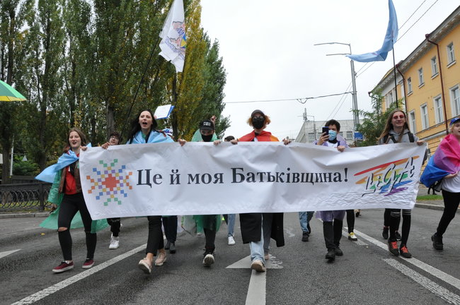 Руху ЛГБТ-маршу намагалася перешкодити жінка, яка лягла на асфальт і кричала про перетворення хлопчиків на геїв 09