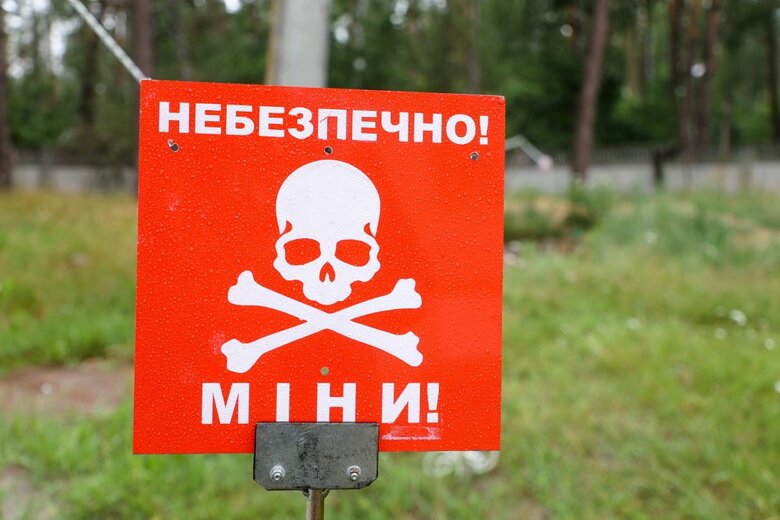 Шмигаль нагородив саперів, які займаються розмінуванням Чернігівщини 08