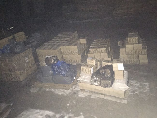 Группа лиц, организовавшая продажу алкогольного фальсификата, разоблачена на Житомирщине: проведены 9 обысков, стоимость изъятого составляет более 1,1 млн грн 04