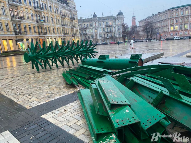 Новорічну ялинку почали встановлювати на Софійській площі 01